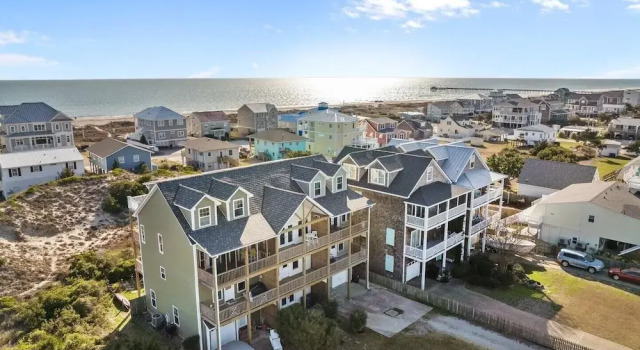 Номер Standard Atlantic Blue 4 Bedroom Townhouse by RedAwning