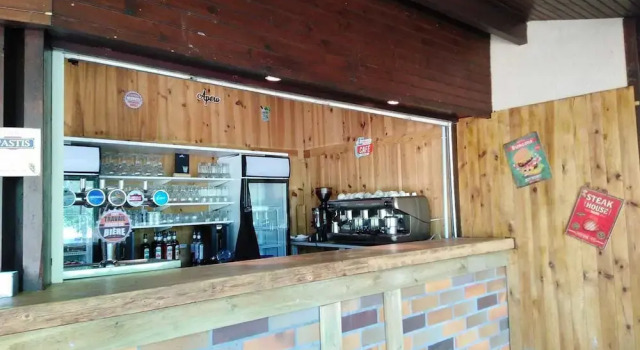 Camping Aubeterre-Sur-Dronne, Забронировать Кемпинг Обтер-сюр-Дронн Charente, рядом с Монолитная церковь Сен-Жан