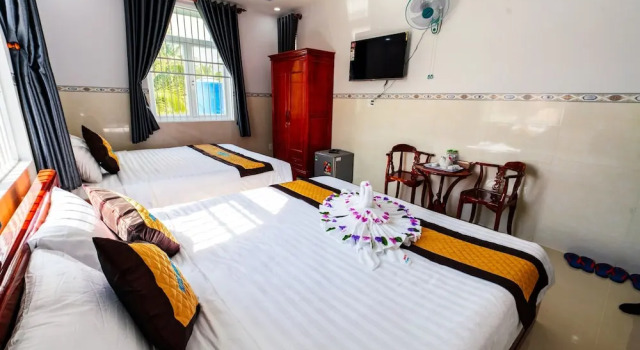 Четырёхместный номер Standard с балконом Hotel Huong Dao