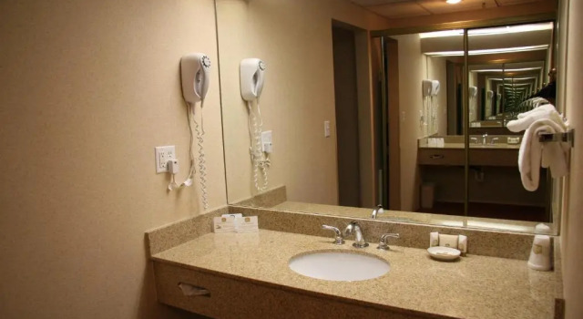 Номер Standard с видом на бассейн Best Western Plus Grant Creek Inn