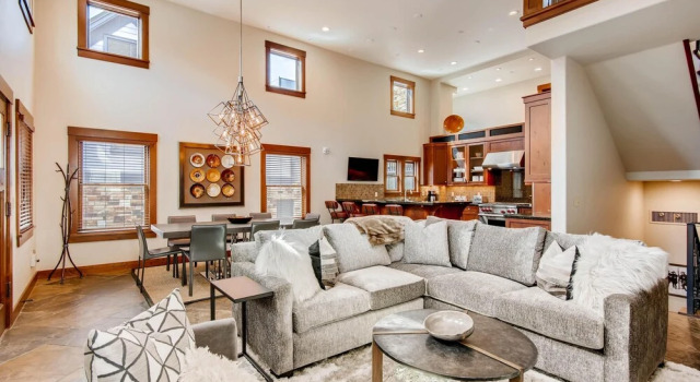 High Peak on Park Ave. by Park City Lodging, Забронировать Отель Парк-Сити Deer Valley - The Canyons, рядом с Mountain Town Olive Oil