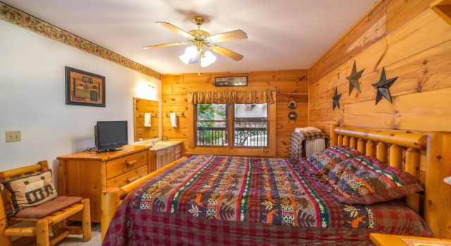 Er307- Eagle's View- Great Location- Close To Town 2 Bedroom Cabin by RedAwning