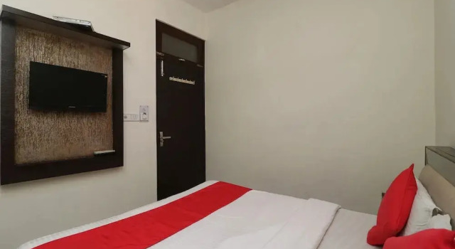 OYO 24723 Hotel Atul Palace, Забронировать Отель Отели Ракабгандж с парковкой, Парковка