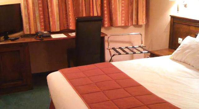 Hôtel Aurore, Rezerwuj Hotel Hotele w Cher z parkingiem, Parking