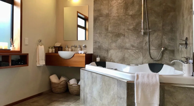 Коттедж Adrift In Golden Bay- Absolute Beachfront Villas