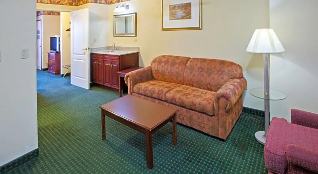 Двухместный люкс c 1 комнатой Country Inn & Suites by Radisson, Elkhart North