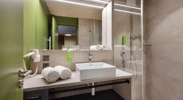 Четырёхместный номер Economy с балконом AVES Hotel Savognin