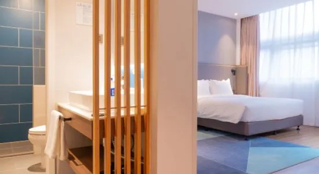 Полулюкс Holiday Inn Express Chengdu Wuhou New City by IHG