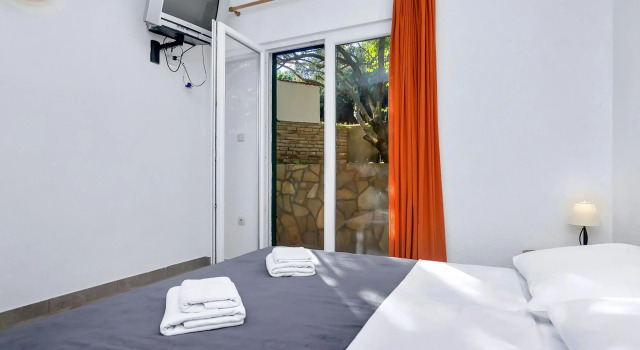 Nikola - 5 m From Beach - AB, Rezerwuj Hotel Hotele w Split-Dalmatia County z parkingiem, Parking
