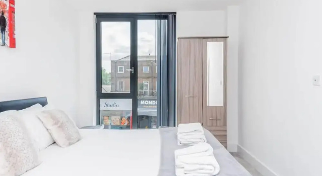 1-bed Apartment in Staines, Parking and Balcony, Забронировать Апартаменты/квартира Отели High Weald с парковкой, Парковка