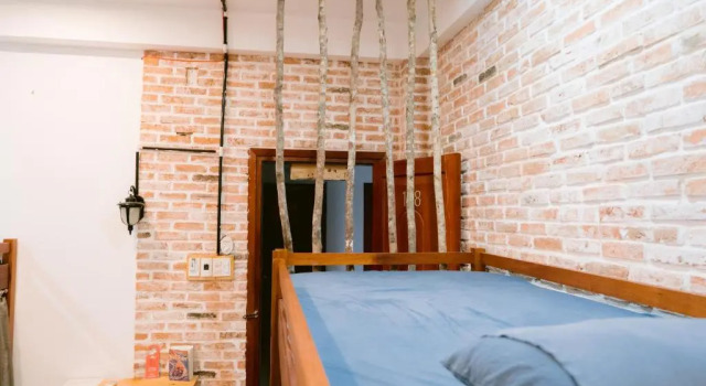 Кровать в общем номере Joy House