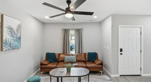Spacious 4BR Haven Perfect for Groups Near DT, Rezerwuj Dom wakacyjny Domki letniskowe w Bexar County, Domek