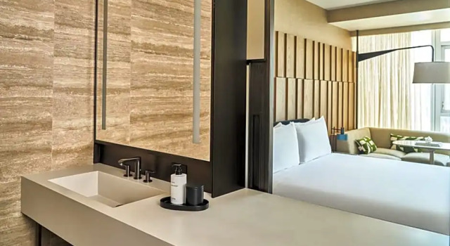 Номер Premium Mobility Accessible Tub Conrad Los Angeles