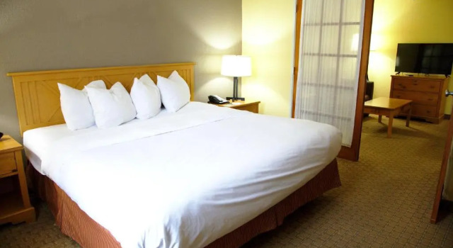 Люкс Country Inn & Suites by Radisson, Bloomington-Normal West, IL