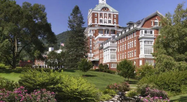 Номер Executive с видом на сад The Omni Homestead Resort & Spa