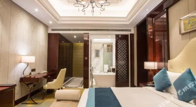 Кровать в общем номере Royal Tulip Suzhou
