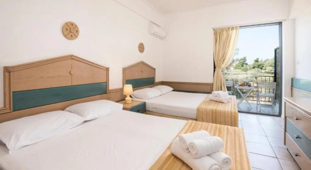 Номер семейный с видом на сад Galaxy Hotel