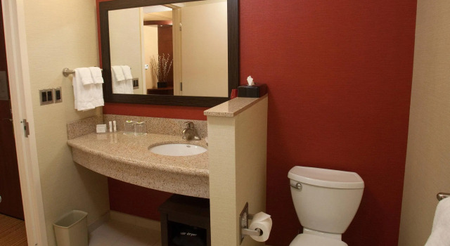 Четырёхместный номер Standard Courtyard by Marriott Lincoln Downtown