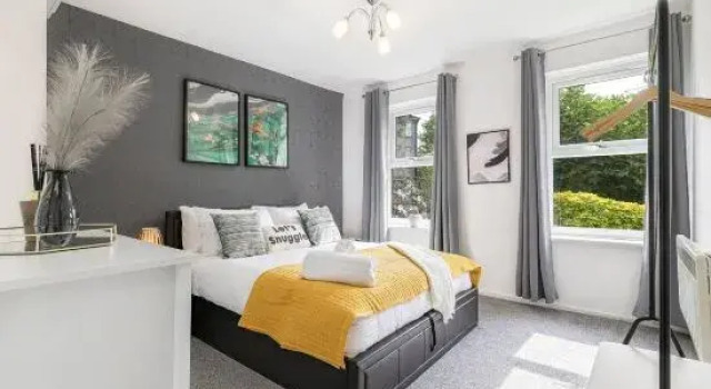 Stylish 1-Bed Luxury Retreat, Забронировать Отель Отели Большого Лондона с парковкой, Парковка