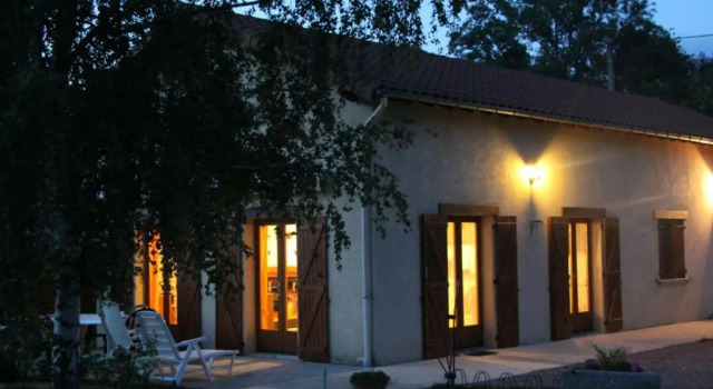 Gîte de Charme en Rhône-Alpes : Terrasse, Cheminée, Jardin, Idéal Famille, Accessible PMR - FR-1-496-93, Prenota Hotel Hotel a Alvernia con parcheggio, Parcheggio