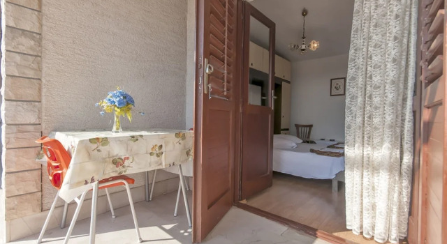 Apartment and Rooms Ivan, Забронировать Апартаменты/квартира Отели Макарска с парковкой, рядом с Францисканский монастырь, Парковка