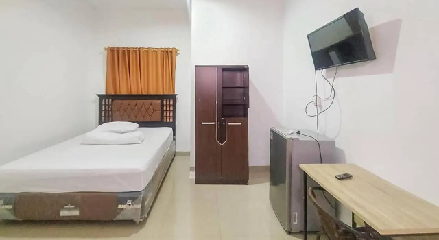Enine Homestay Makassar RedPartner, Rezervovat Hotel Hotely v Sulawesi s parkováním, Parkování