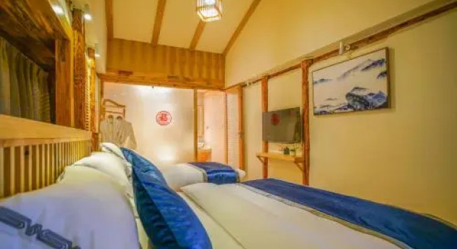 Lijiang Dream River View Hostel, Забронировать Хостел Отели Лицзян с парковкой, рядом с Улица Сквер-стрит Древнего города Даянь, Парковка