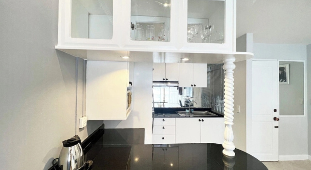 Modern Pool-view 1-bedroom Condo With Large Balcony - Baan Suan Jomtien