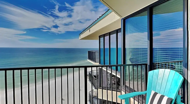 Четырёхместный номер Standard с балконом и с видом на океан Sunbird Beach Resort