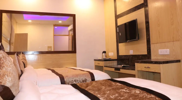 Трёхместный номер Deluxe Check In Room Chuna Mandi