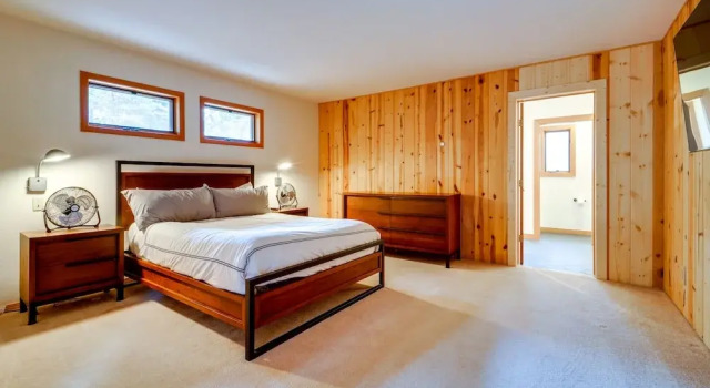 5 Mi to Donner Lake: Cabin w/ Deck + Pool Access!, Забронировать Дом для отпуска Траки Скво-Вэлли, рядом с Гольф-клуб Tahoe Donner