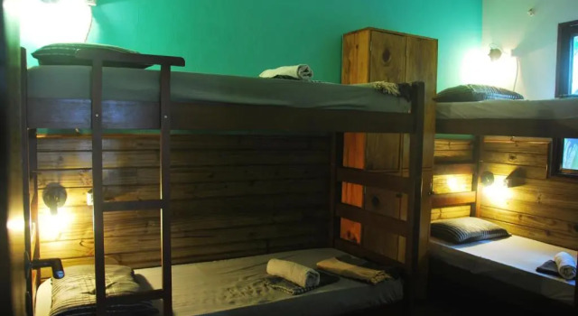 Кровать в общем номере Samblumba Hostel Trindade