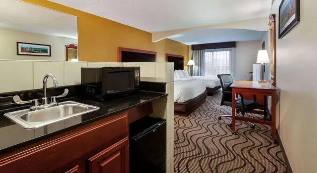 Люкс La Quinta Inn by Wyndham Sandusky near Cedar Point