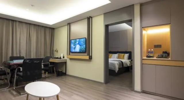 Люкс Deluxe Homeinn Selected Hotel (Zhangjiakou Xuanhua Xuanfu Avenue North Railway Station)