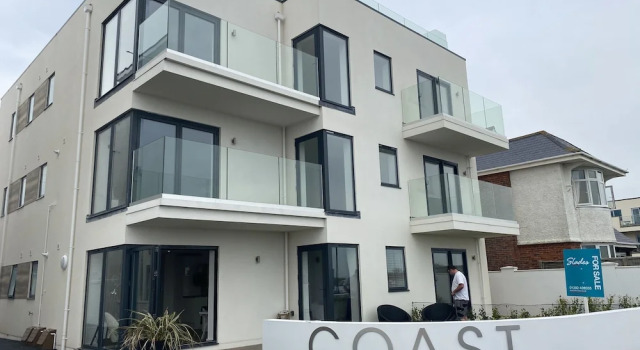 Brand New Beachfront Ground Floor With Garden 2 Bed Apartment 6 Guests, Varaa Huoneisto Asunnot kohteessa Merseyside, Huoneisto