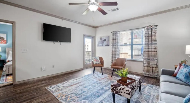 HEIRS VENTURES : WESTERN - 4mins from OKC Thunder Arena . King Bed . Pet Friendly . With Pool, Забронировать Отель Отели Оклахома-Сити с бассейном, рядом с Memorial Institute for the Prevention of Terrorism, Бассейн