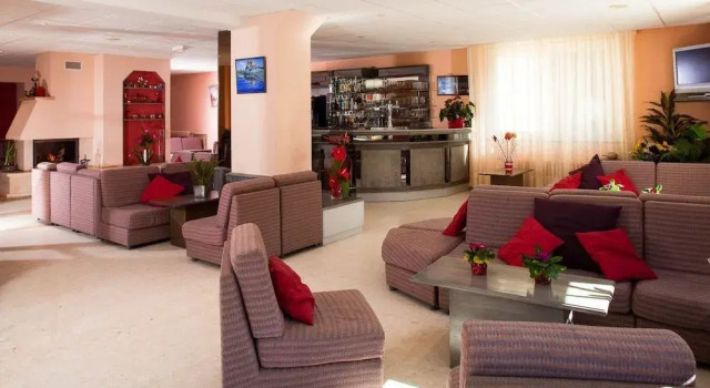 Hotel Le Montaigu, Rezerwuj Hotel Hotele i noclegi w Esquieze-Sere, Hotel