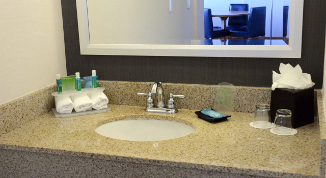 Четырёхместный номер Standard Holiday Inn Express Stamford