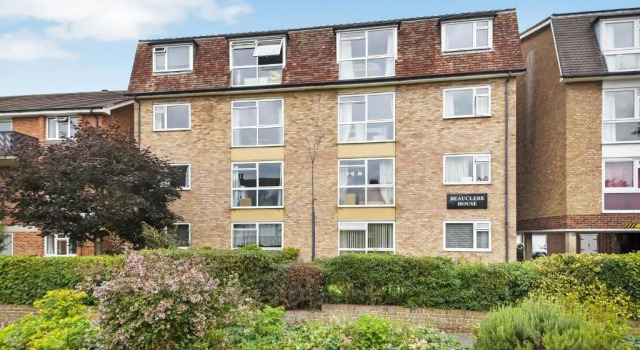 Surbiton modern 2 bedroom flat with parking