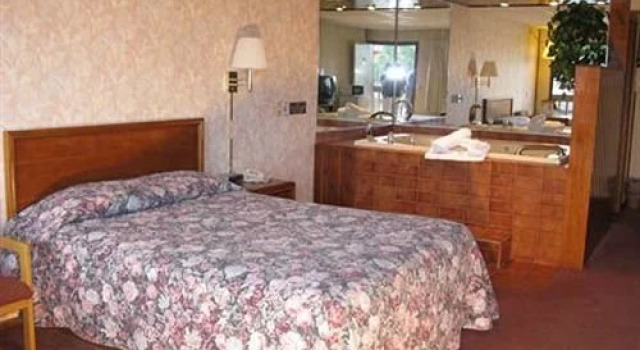 Mayflower Motel And Suites