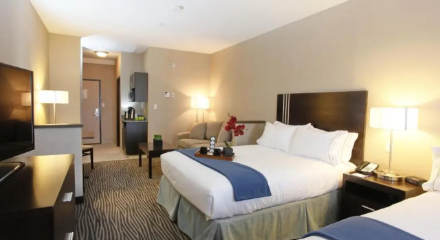 Четырёхместный номер Executive Holiday Inn Express Fort St John by IHG