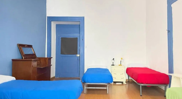 Bett im Wohnheim (Frauenwohnheim) 6 Small Rooms