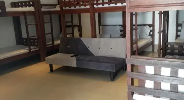 Кровать в общем номере Bataan White Corals Beach Resort