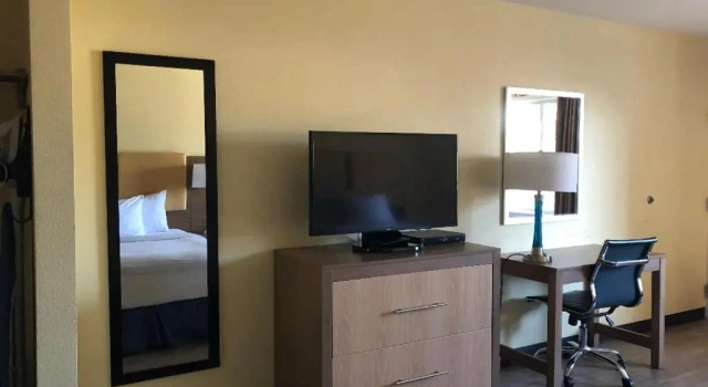 Четырёхместный люкс Deluxe Days Inn by Wyndham Hayward Airport