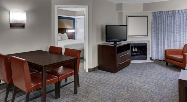Residence Inn by Marriott Cleveland Beachwood, Забронировать Отель Отели Бичвуд с завтраком, рядом с Центр еврейского наследия имени Мальца, Завтраки