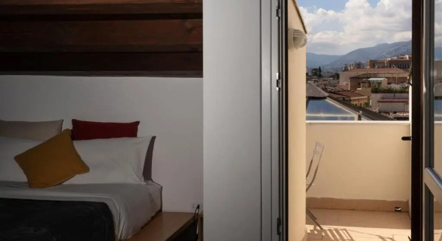 Sopramoltivolti, Book Hotel Albergaria Palermo