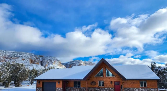 Коттедж Skyfall Cabin. Stunning views, Hot Tub, minutes from Zion