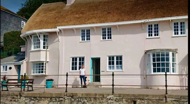Benwick Cottage - Beachfront Thatched Cottage set on the marine parade with absolutely spectacular Sea views! Sleeps 4, Забронировать Дом для отпуска Отели Лайм-Риджис с парковкой, рядом с Пляж Монмут, Парковка