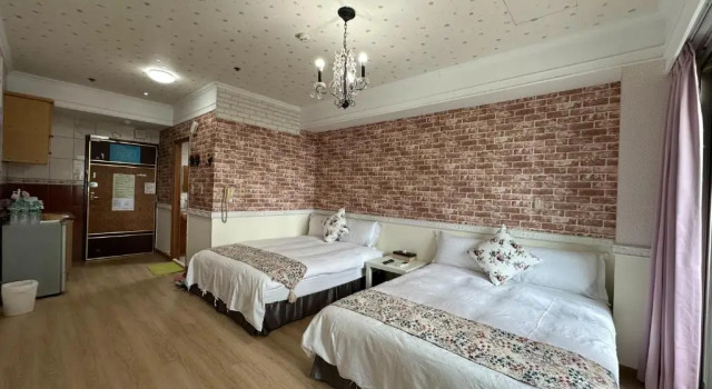 Четырёхместный номер Standard с балконом MB Hotel