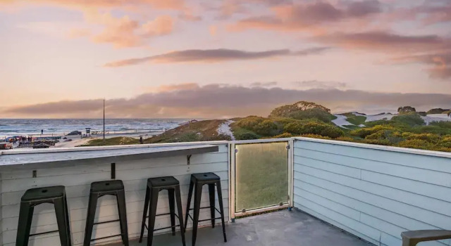 Коттедж Beachfront 2BR w/ Deck, Views & Direct Sand Access Strand Way A